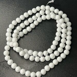 90–100 beads (full strand) White Glossy Acrylic Beads – 8mm Round Bead Strand